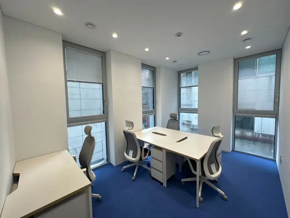 Ruang kantor pribadi berlayanan lengkap untuk Anda dan tim di HQ Total Building