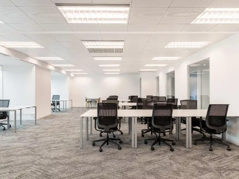 Ruang kantor pribadi berlayanan lengkap untuk Anda dan tim di Regus Singosari