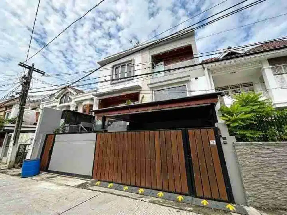 RUMAH 3 LANTAI SHM DI KOMPLEKS WALIKOTA KELAPA GADING TIMUR – LT 128M², LB 330M²