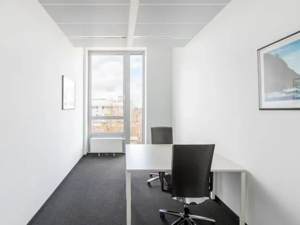 Akses satu harga ke ruang kantor profesional untuk 1 orang di Regus Singosari