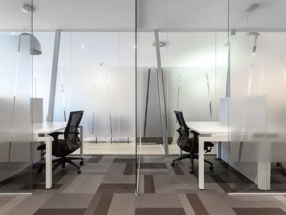 Ruang coworking di Regus Metropolitan Tower