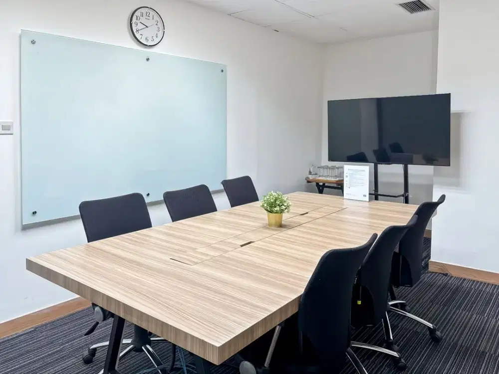 Ruang kantor pribadi berlayanan lengkap untuk Anda dan tim di HQ Menara Caraka