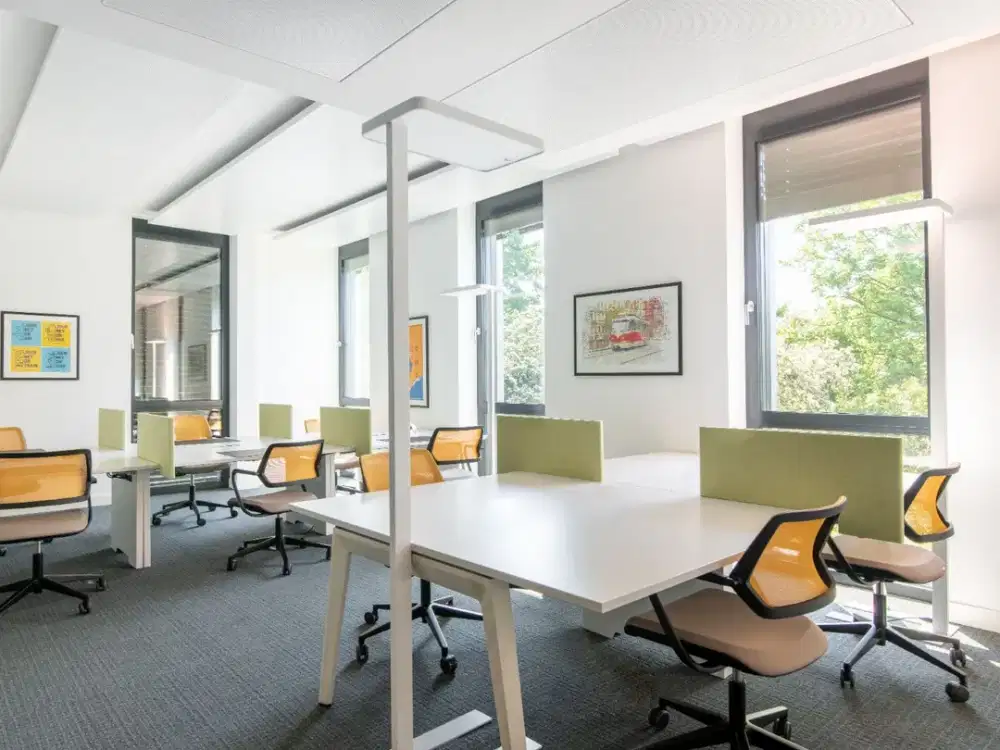 Pesan tempat di area coworking reservasi atau hot desk di HQ Senopati
