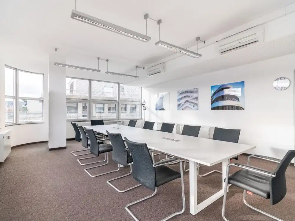 Ruang kantor terbuka dengan layanan lengkap untuk Anda dan tim di Regus Singosari