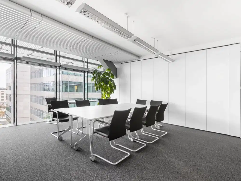 Ruang kantor pribadi berlayanan lengkap untuk Anda dan tim di Regus Renon Landmark