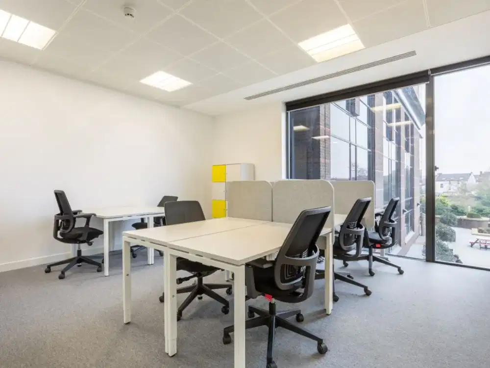Pesan tempat di area coworking reservasi atau hot desk di Regus Singosari