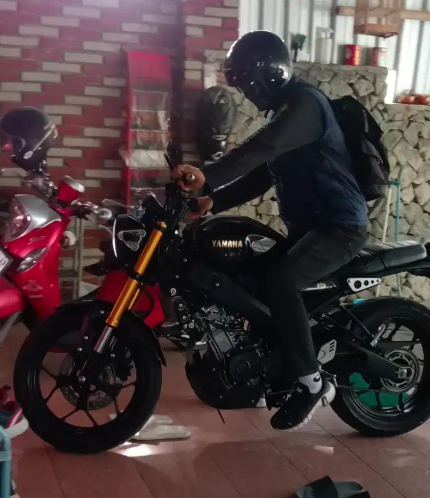 Yamaha Xsr 155 hitam gold 2023