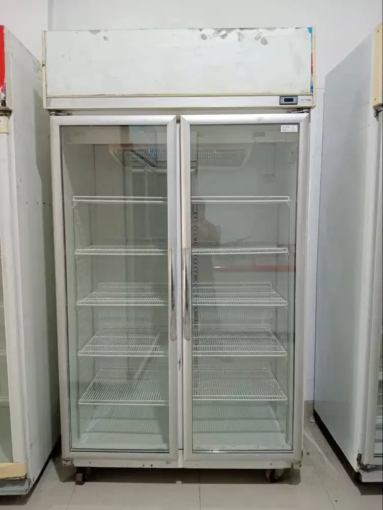 Promo showcase 2 pintu bekas merk GEA
