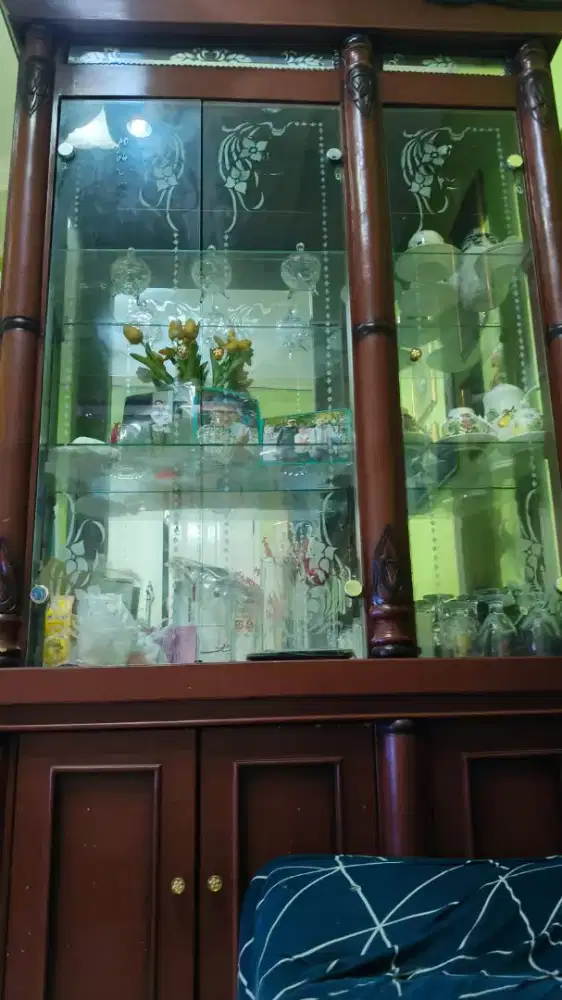 Di jual lemari kaca
