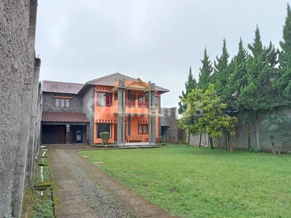 Rumah Villa di Lembang Siap Huni Halaman Luas