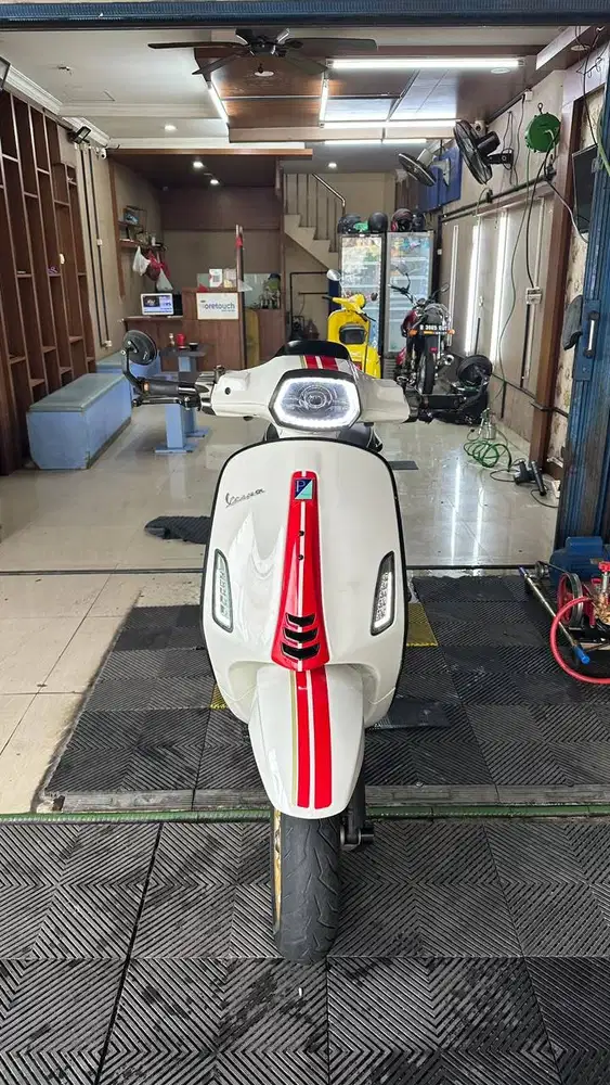 DIJUAL VESPA SPRINT RACING SIXTIES 150 i-get WHITE TH 2020 Odo 20.000
