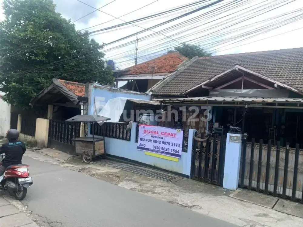 Rumah Besar Depan Jalan bisa 2 Mobil di Pasar Minggu