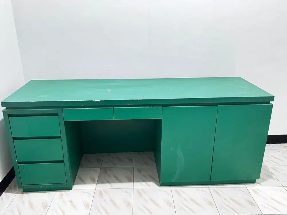 Meja Kerja full dengan laci