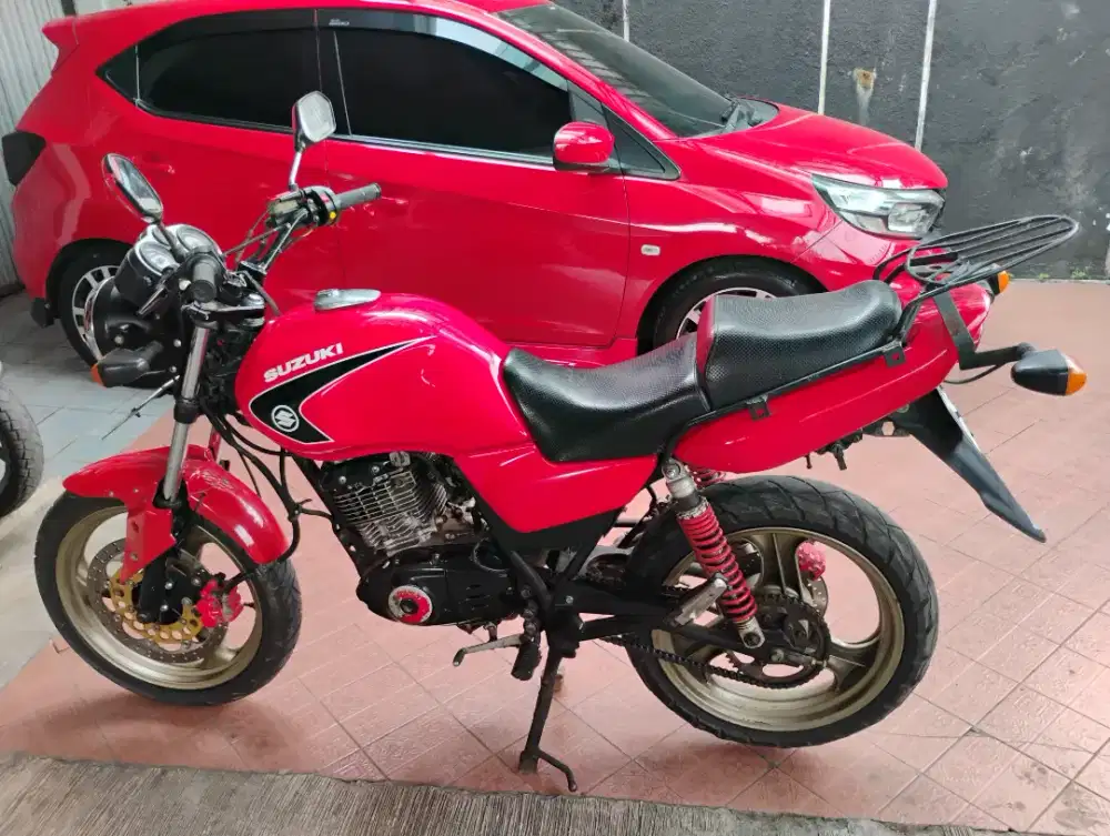 Suzuki Thunder 125 tahun 2005 (non KS/engkol) modif kaki2 lebar.