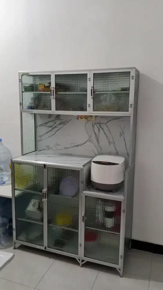 Lemari Kaca 3 Pintu