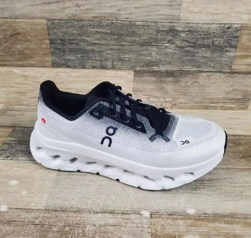 Sepatu On Cloud Original tipe Cloudtilt Black Ivory