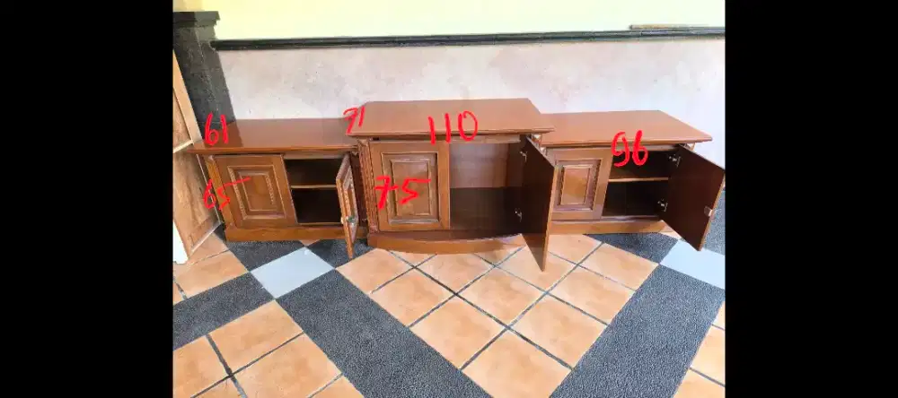 Kabinet TV. Bingkai kaca dan senderan kasur