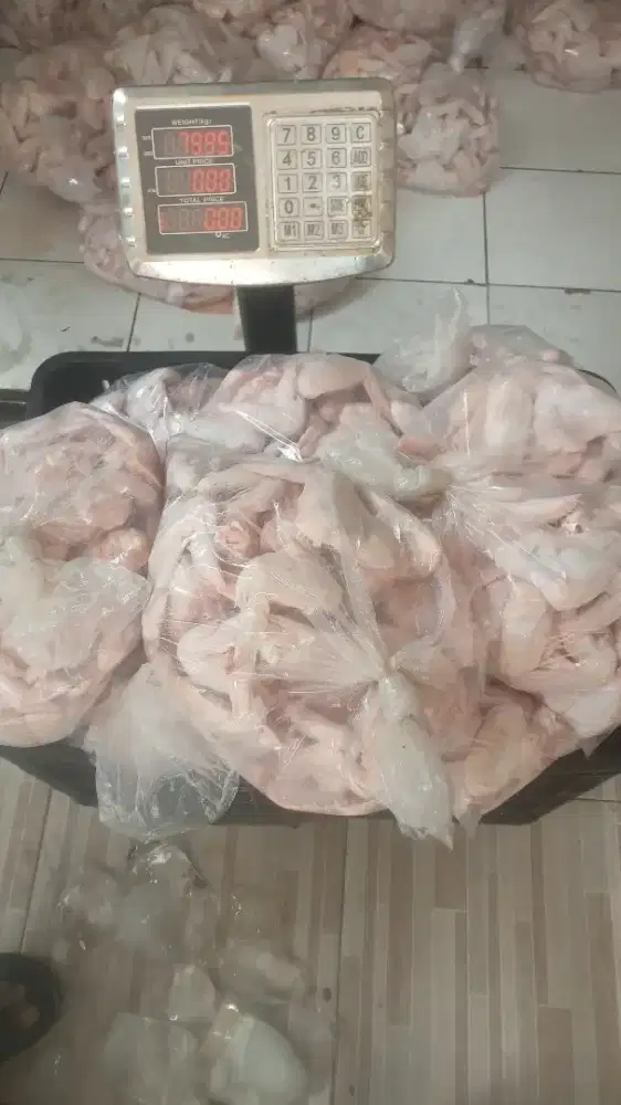 Kurir tukang daging menggunakan sepeda motor