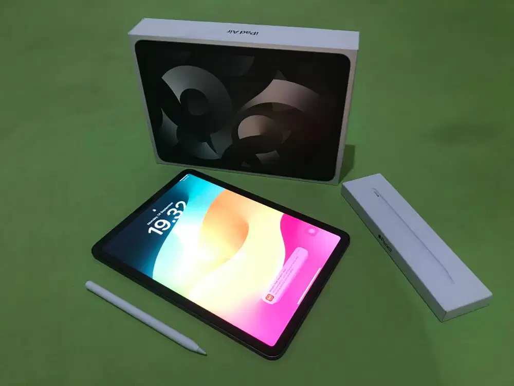 iPad Air 5 64GB Silver Fullset + Apple Pencil USB-C (Minus LCD Bercak)