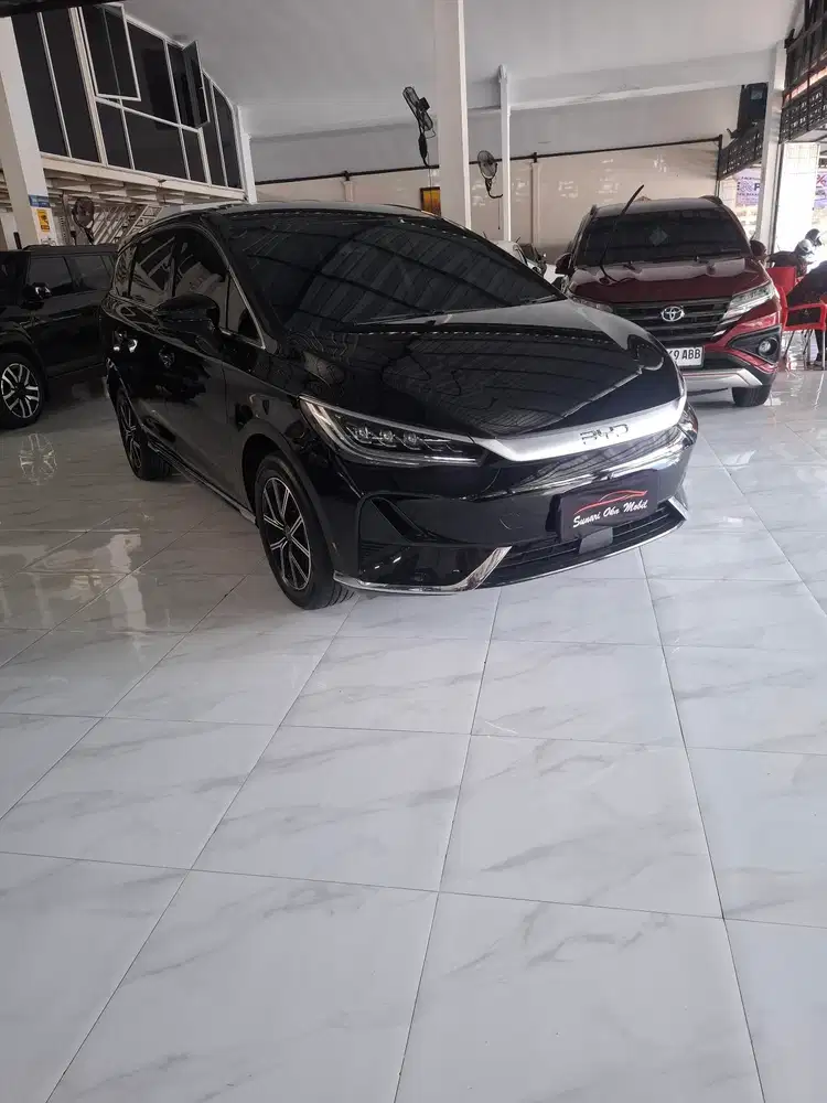 BYD M6 hitam 2025