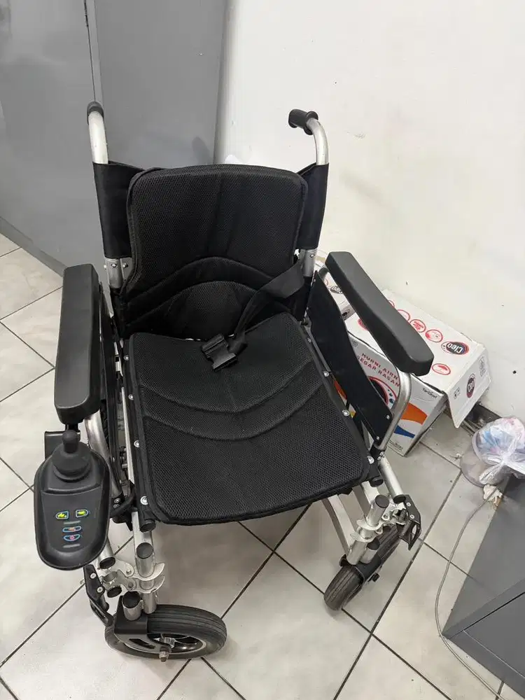 Kursi roda elektrik