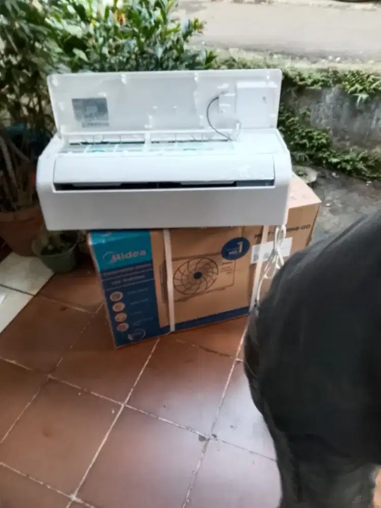 AC Baru Merk Midea