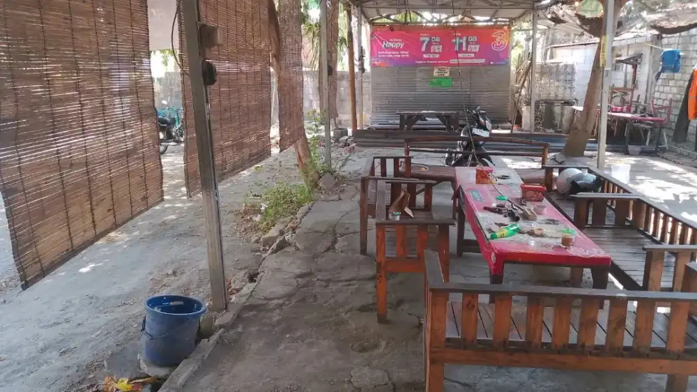 Meja kursi dan perabotan warung