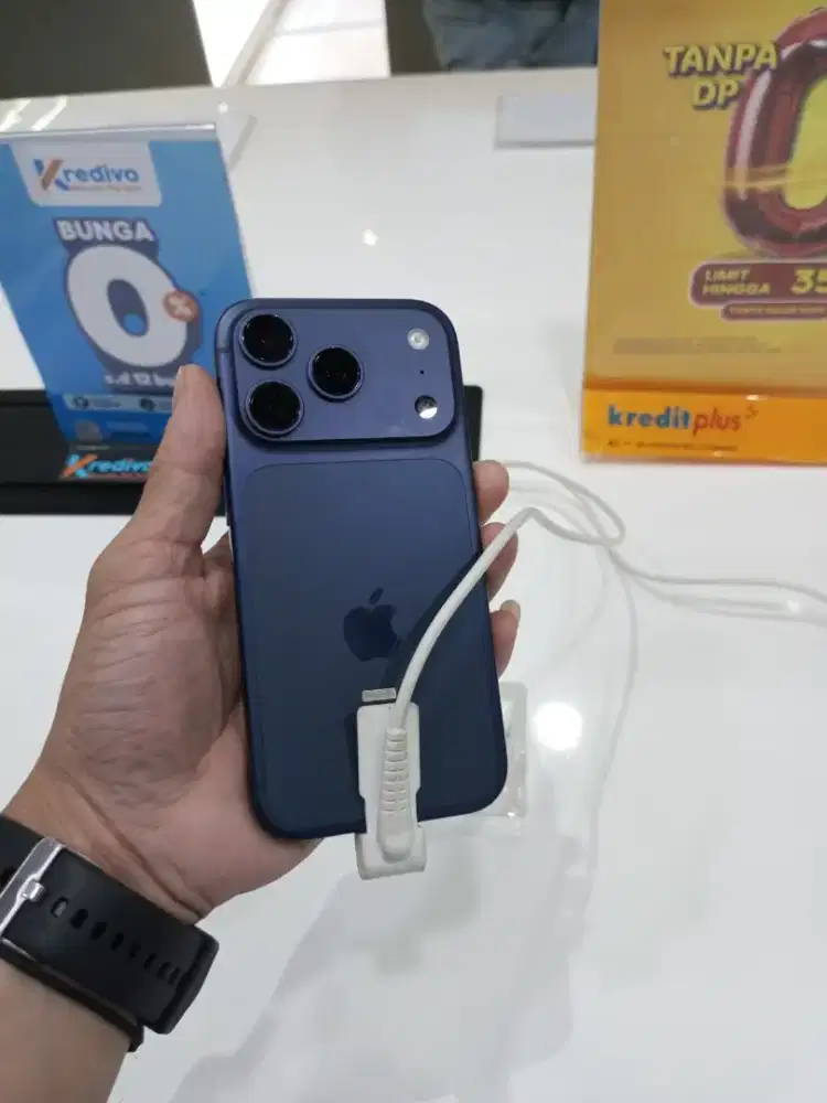 Cicilan iPhone 17 pro 256GB garansi resmi iBox tanpa kartu kredit