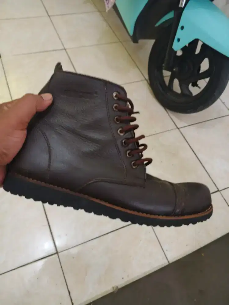Sepatu safety kulit