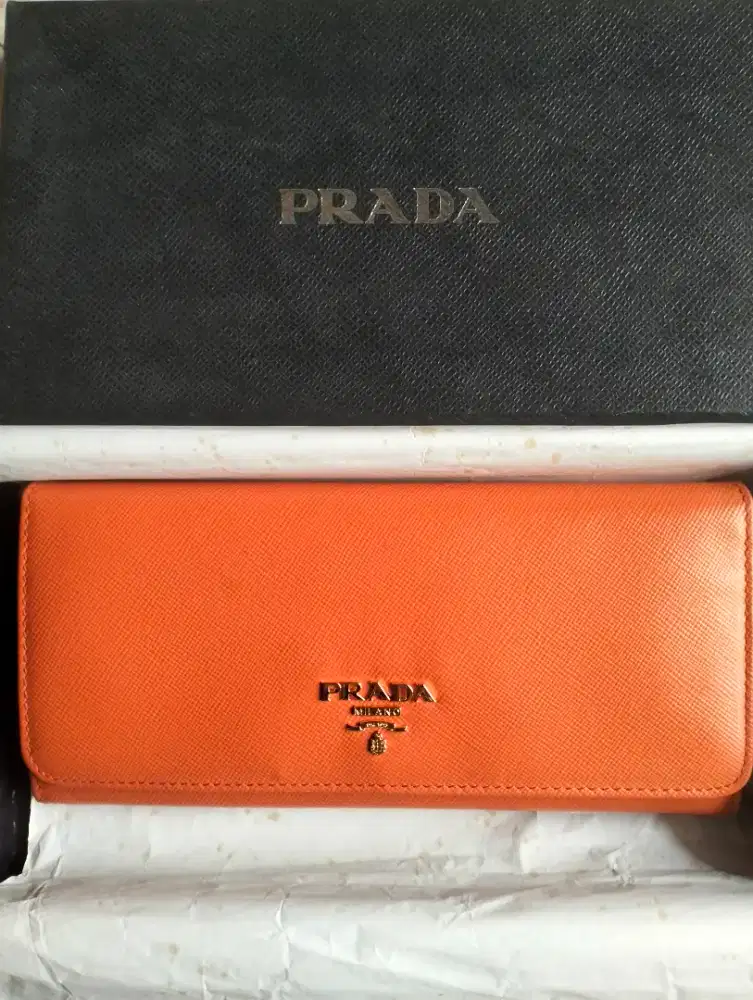 Dompet Prada Saffiano Metal Continental Wallet.