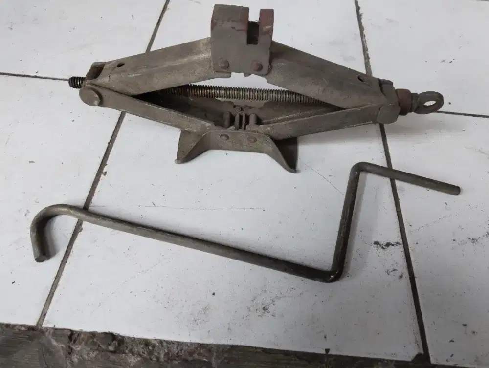 Dongkrak mobil kecil bekas