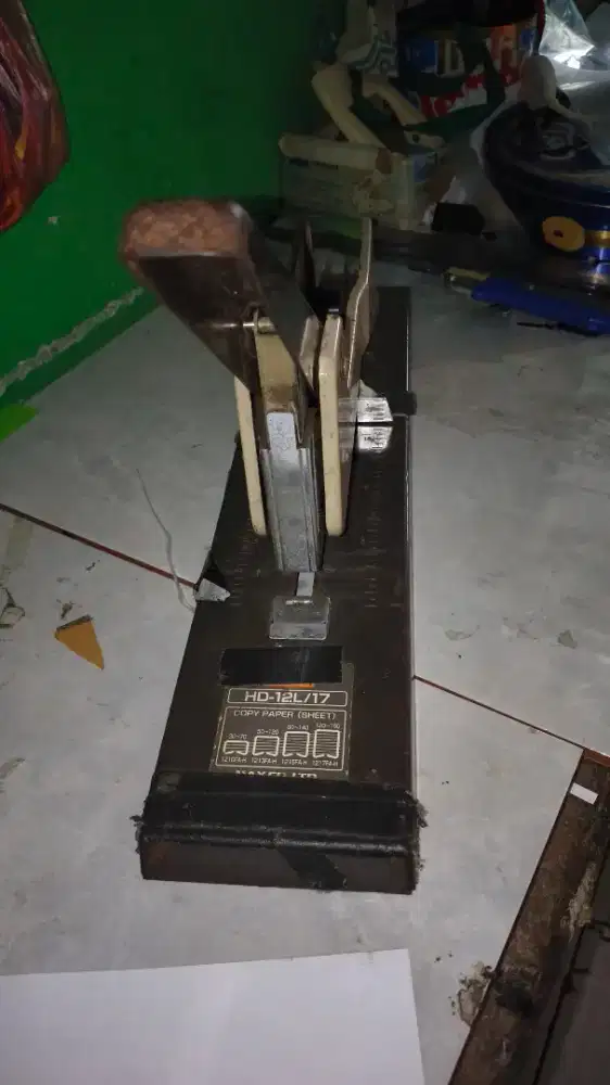 Alat mesin staples ukuran sedang