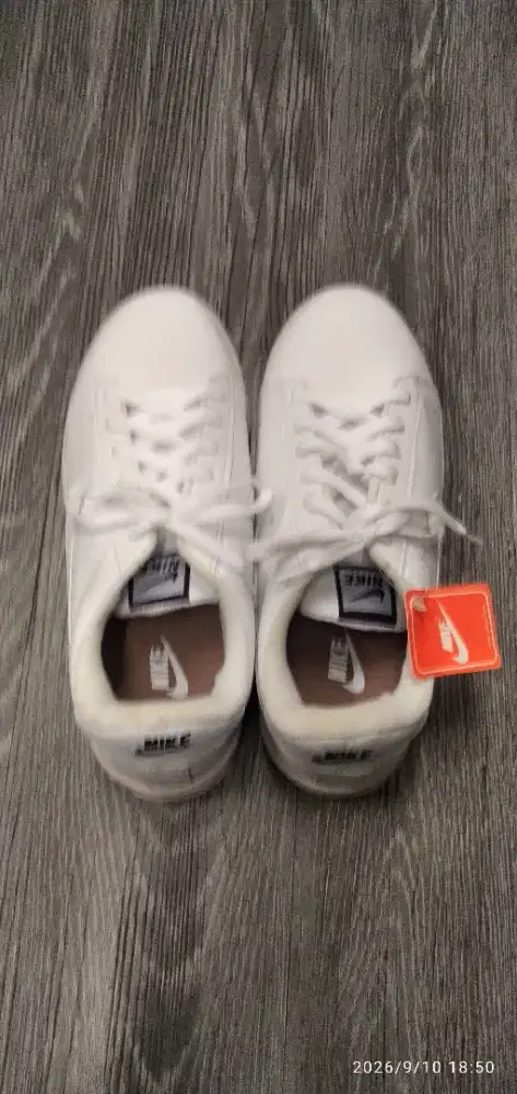 Sepatu Nike size 41 putih