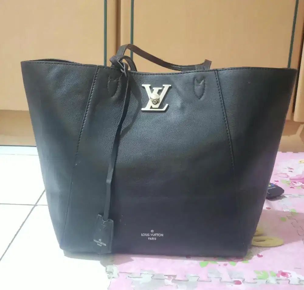 Tote Bag Hitam Model LV Lockme Cabas - Preloved