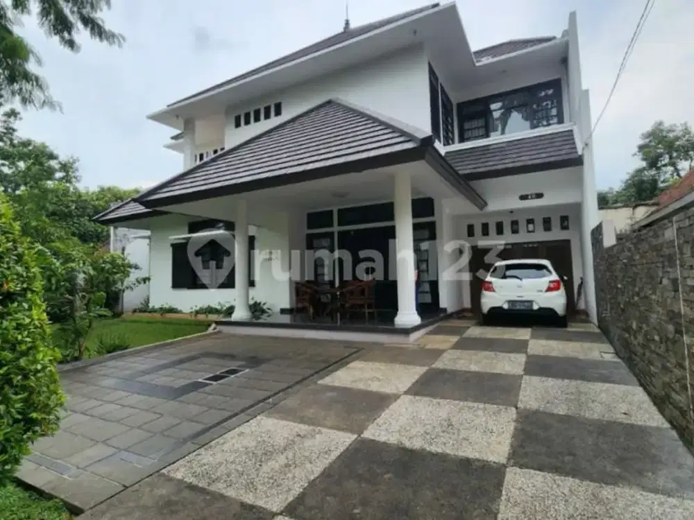 Rumah Klasik Mewah Strategis di Sayap Jl Riau Bandung