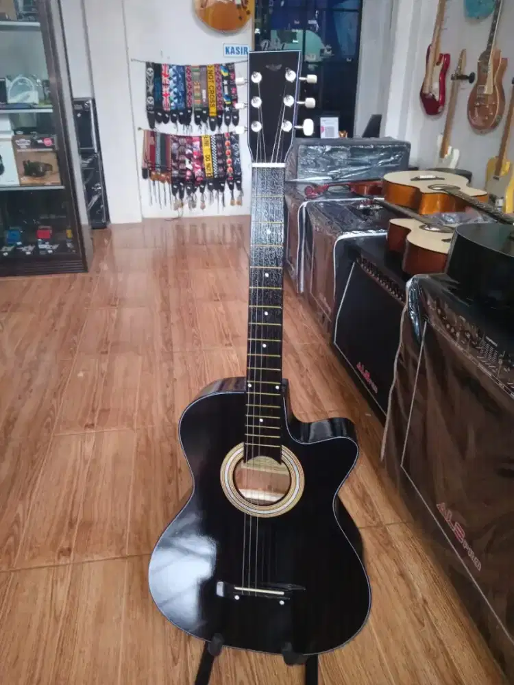 Gitar akustik yamaha pemula
