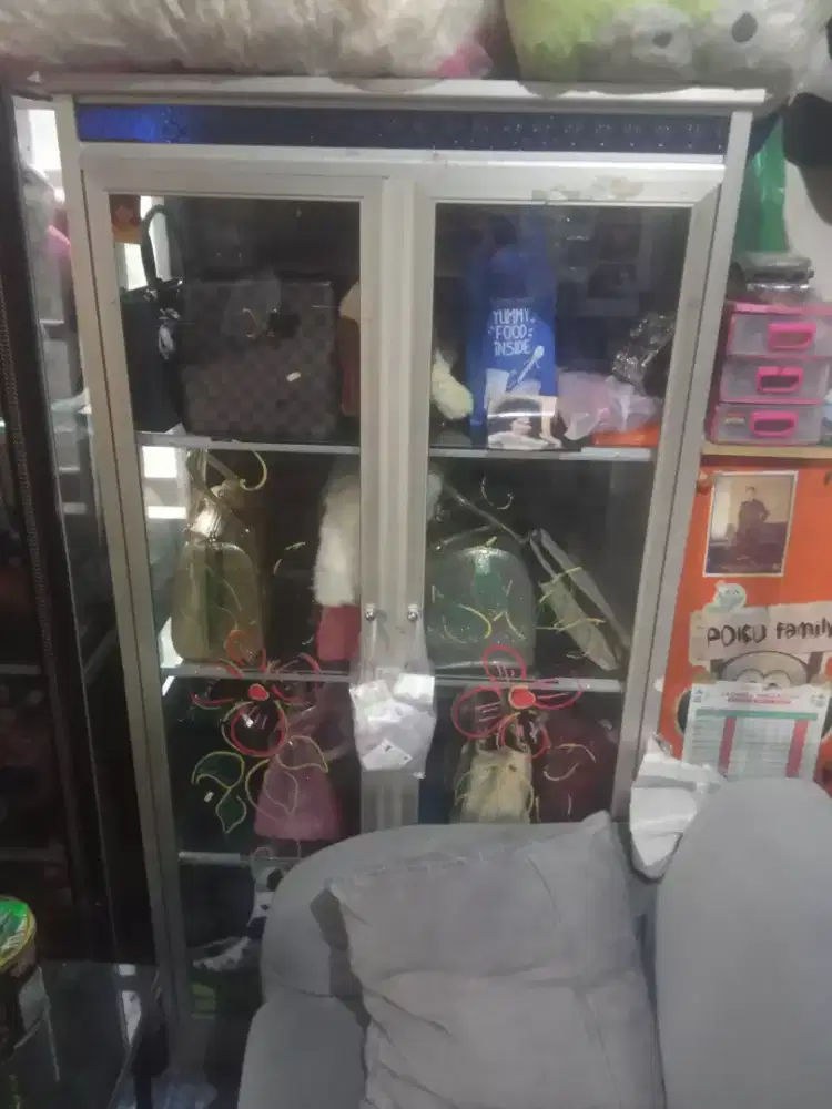 Lemari kaca hias alamanium