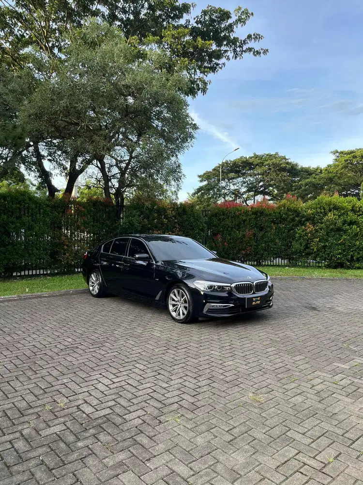 BMW 520i G30 Luxury 2019 NIK 2018 Hitam  Low Odo (42rb)