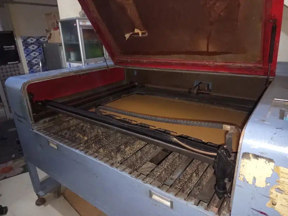 Mesin laser cutting akrilik