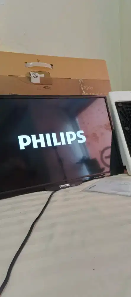 TV Phillips (free box + remote)