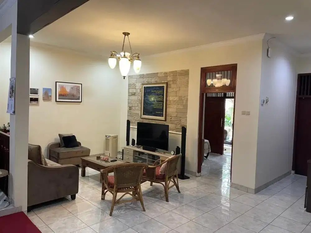 DIJUAL CEPAT Rumah Furnished dengan Lahan Luas di Serua Indah, Tangerang Selatan