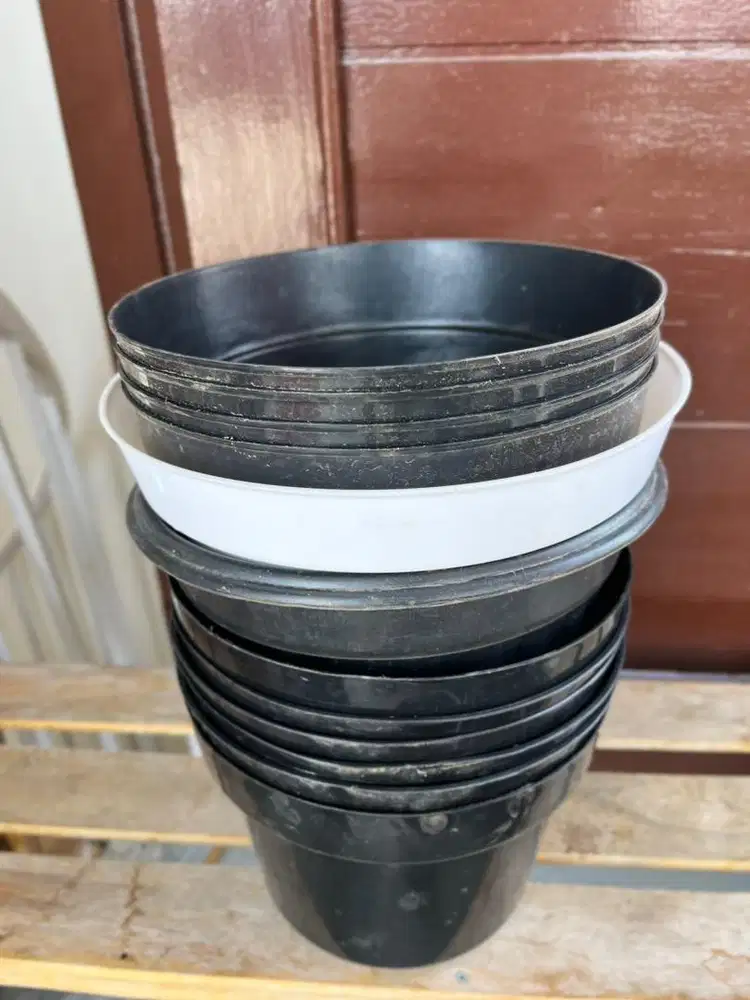 POT BUNGA 70 PCS Kondisi Mulus