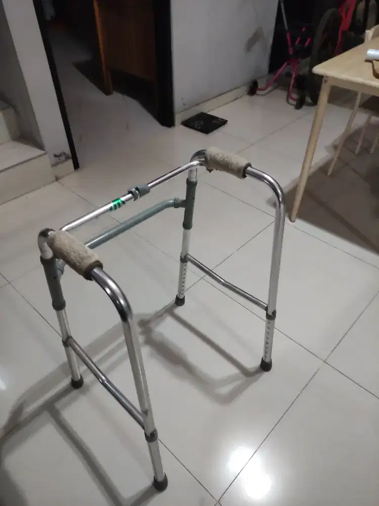 Dijual alat bantu untuk jalan kaki