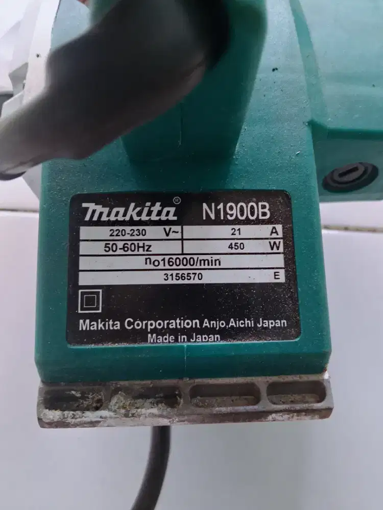 Mesin serut kayu merk makita