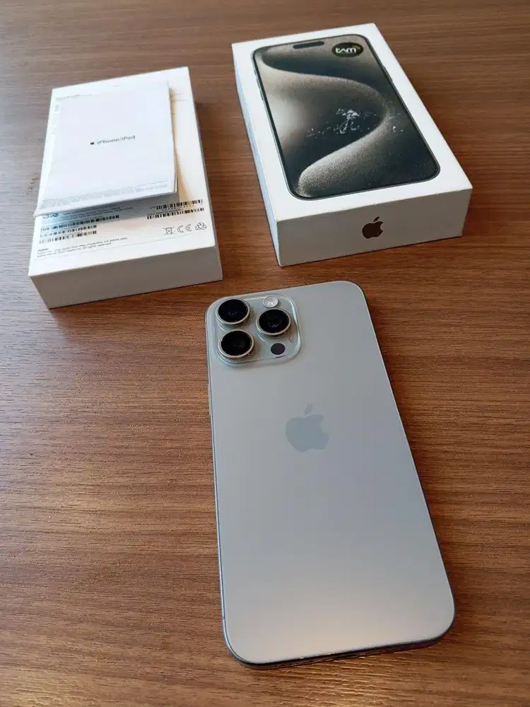 iPhone 15 Pro Max 256GB Ex Resmi iBox BH 70% Camera dan LCD Gantian