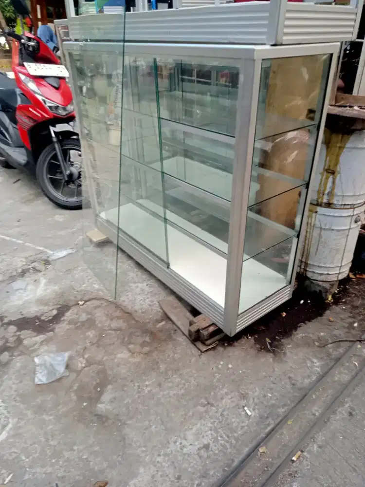 Etalase bekas 1,2m