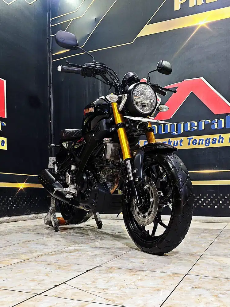 Yamaha XSR 155cc Black Glossy Shock depan Gold Th 2024. Anugerah Motor