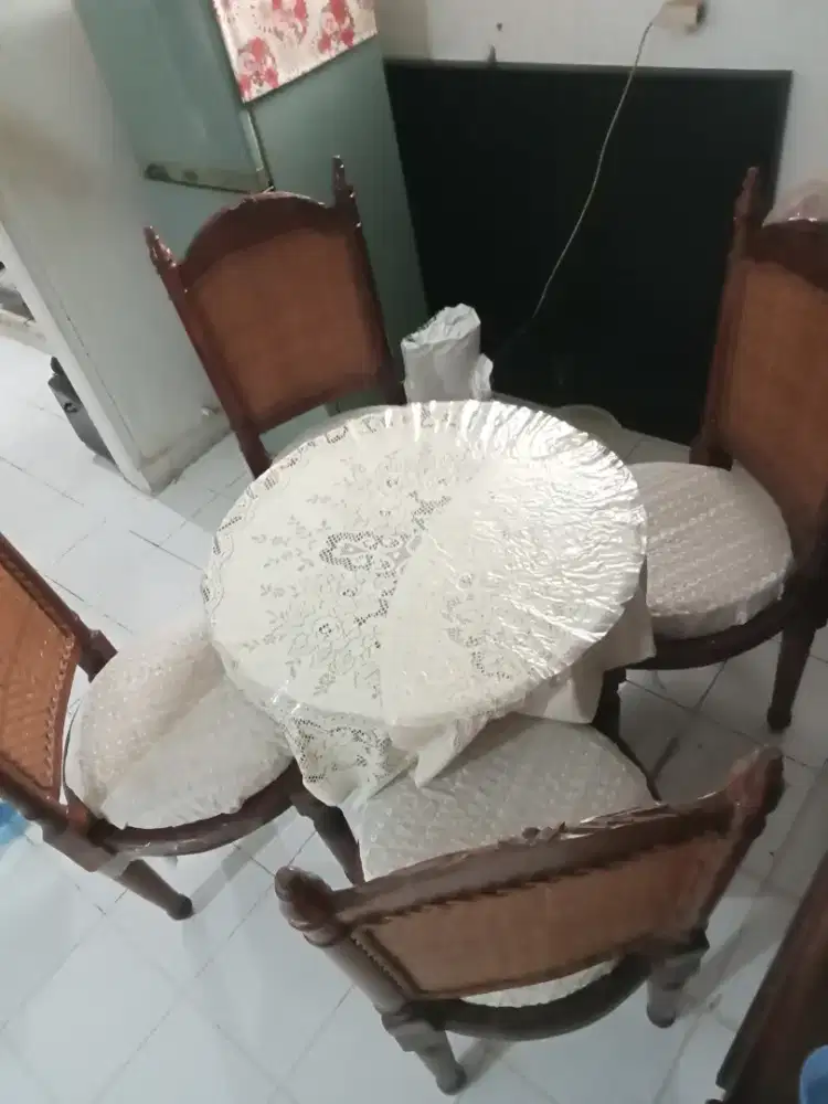 SET MEJA MAKAN KAYU JATI ASLI – 1 MEJA + 4 KURSI