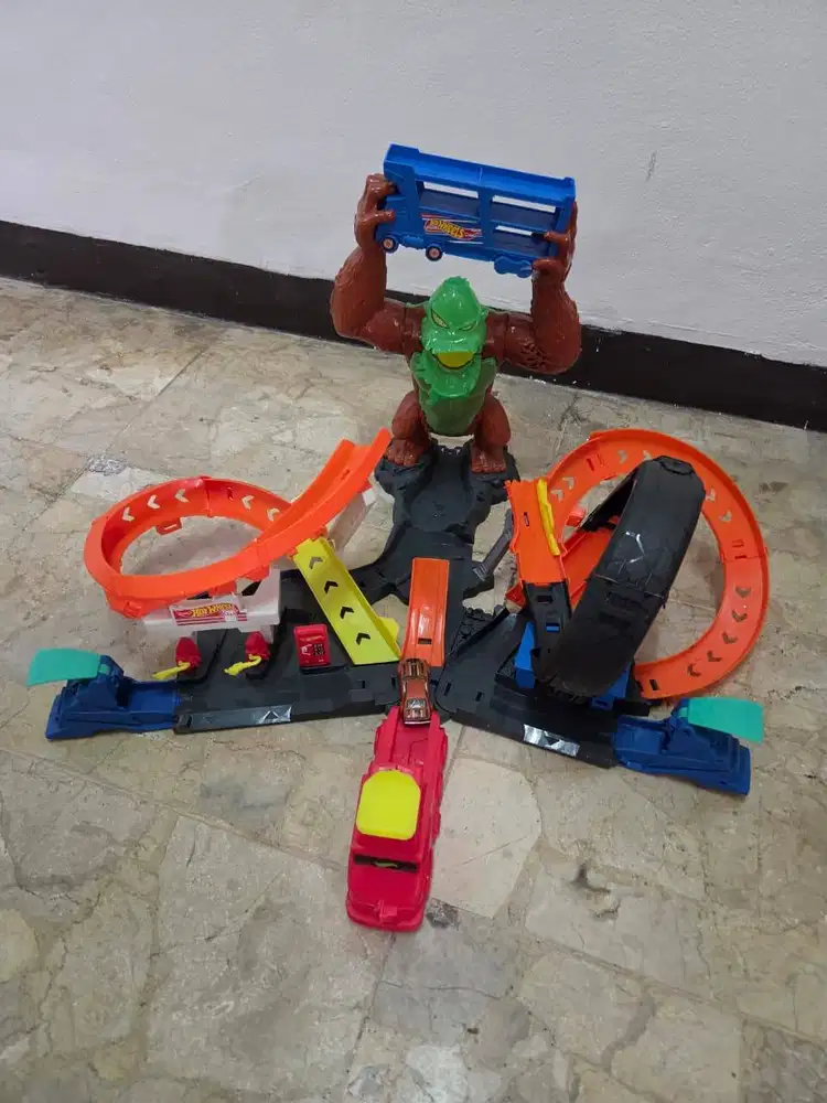 Hot Wheels City Toxic Gorilla Slam Attack - Mainan Trek Mobil Balap
