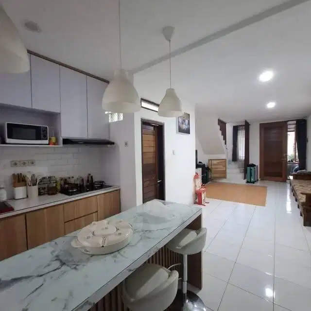 Disewakan Rumah Semifurnish Dalam Komplek Istana Regency Sudirman